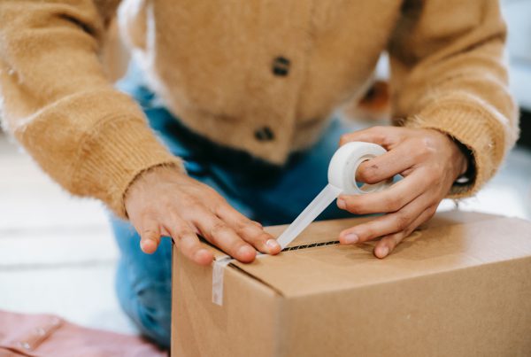 Verpacken eines Pakets in einem Fulfillment Center für ein E-Commerce Anbieter